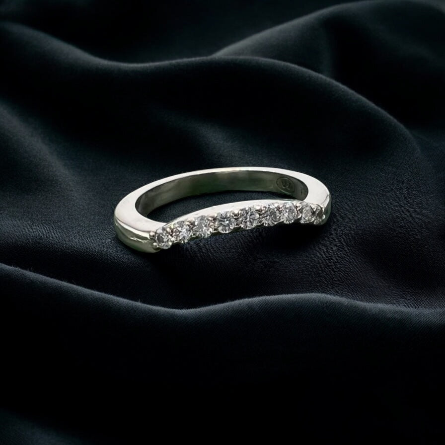Bended diamond wedding band