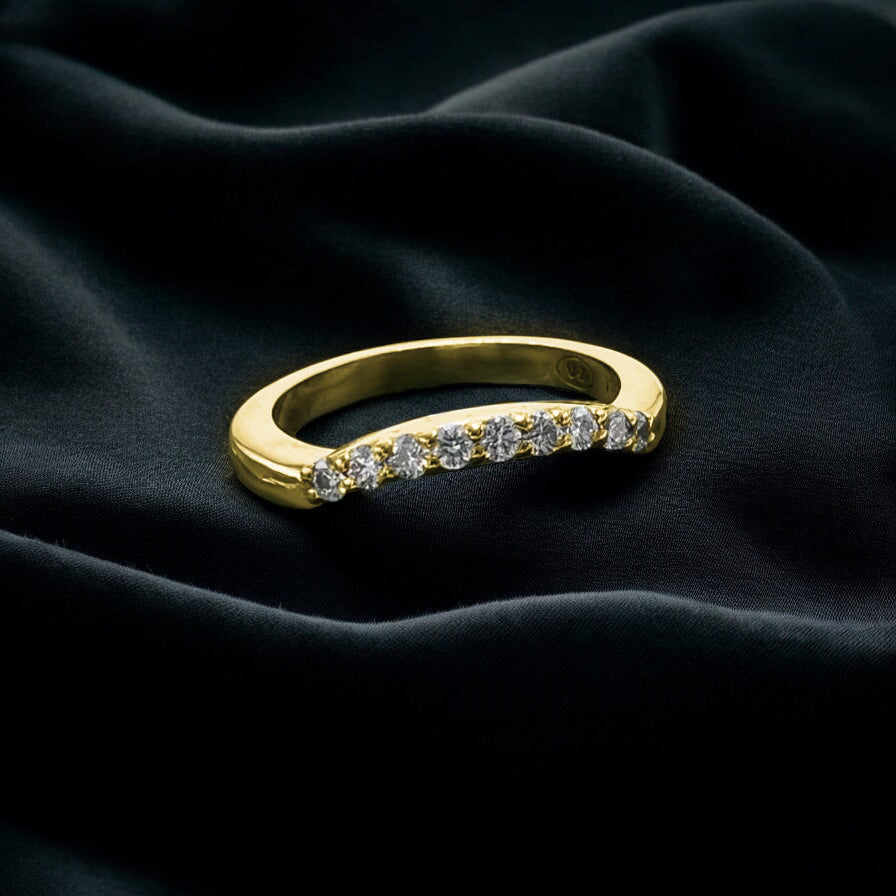 Bended diamond wedding band
