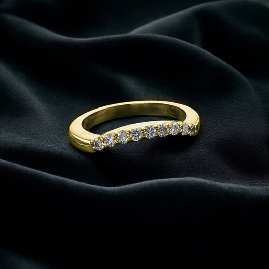 Bended diamond wedding band