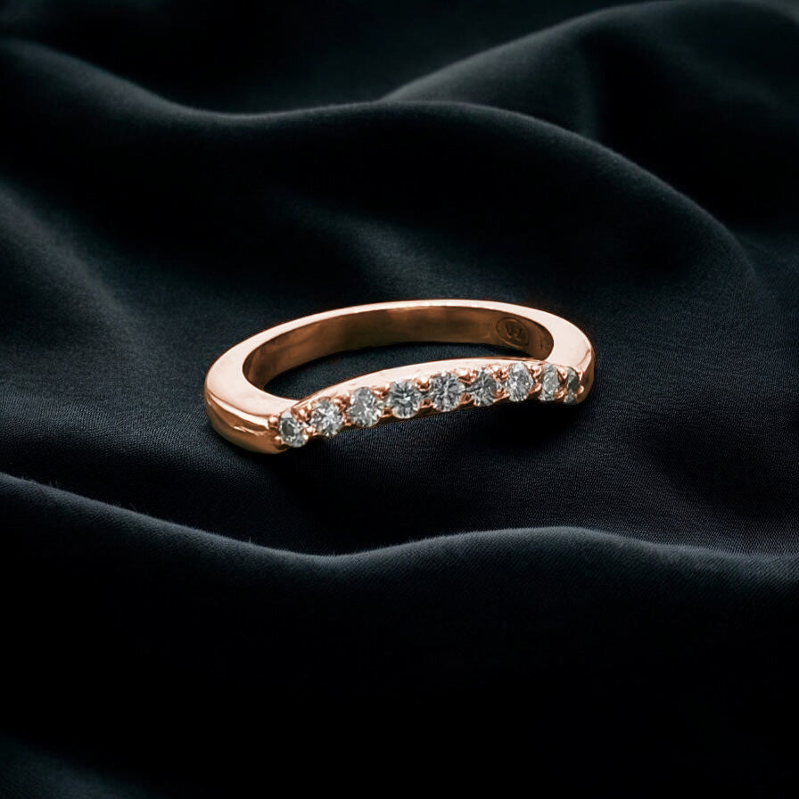 Bended diamond wedding band