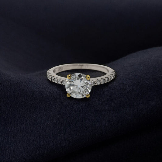 Two tone diamond ring